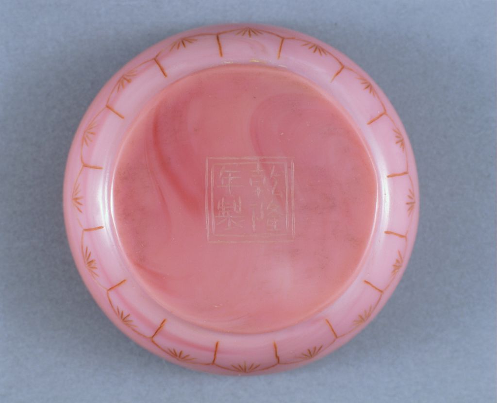 图片[2]-Qianlong style vermilion pink glass with three patterns of gold and tangled branches-China Archive